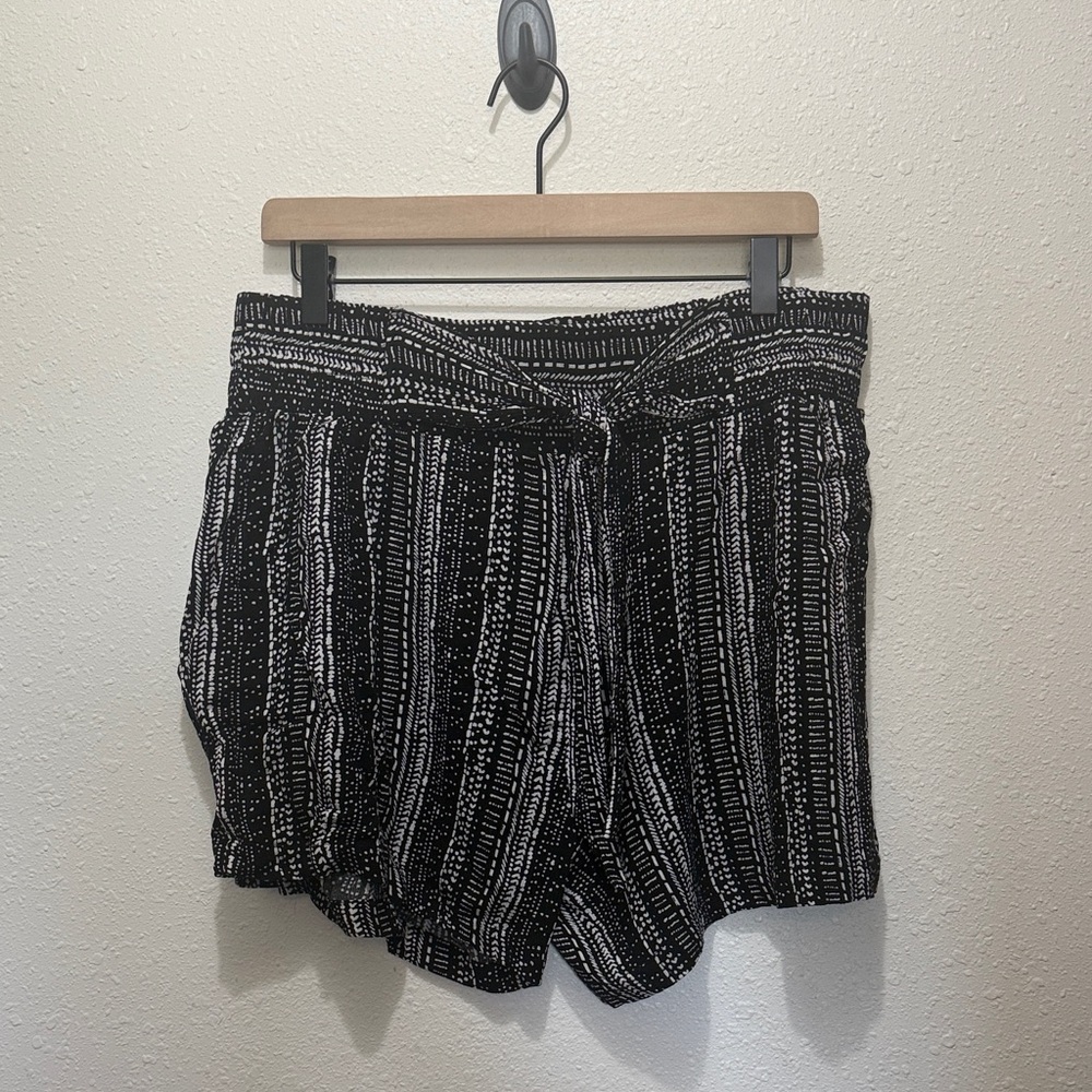 Robert Louis Black and White Patterned Women's Shorts, Size XL
